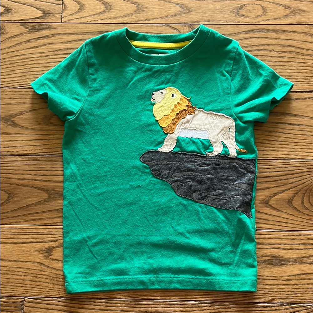 Vibrant Green Short Sleeve Tee with Playful Lion Design